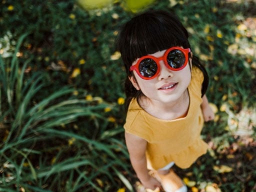 Chica joven con gafas de sol